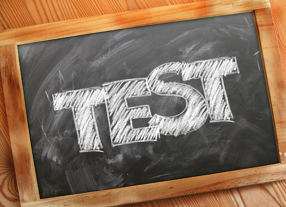 Tablica z kredowym napisem test - testy DMS