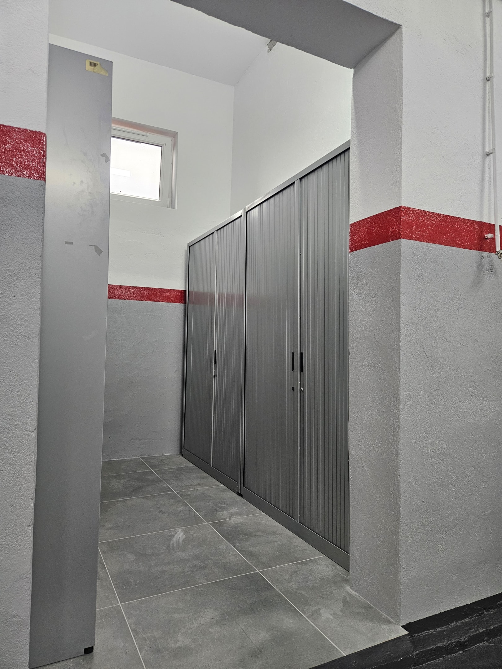 Żaluzjowe szafy – jakie mają zalety? 6 Zabudowa z szaf roletowych z żaluzją z metalu. Źródło: Brastech