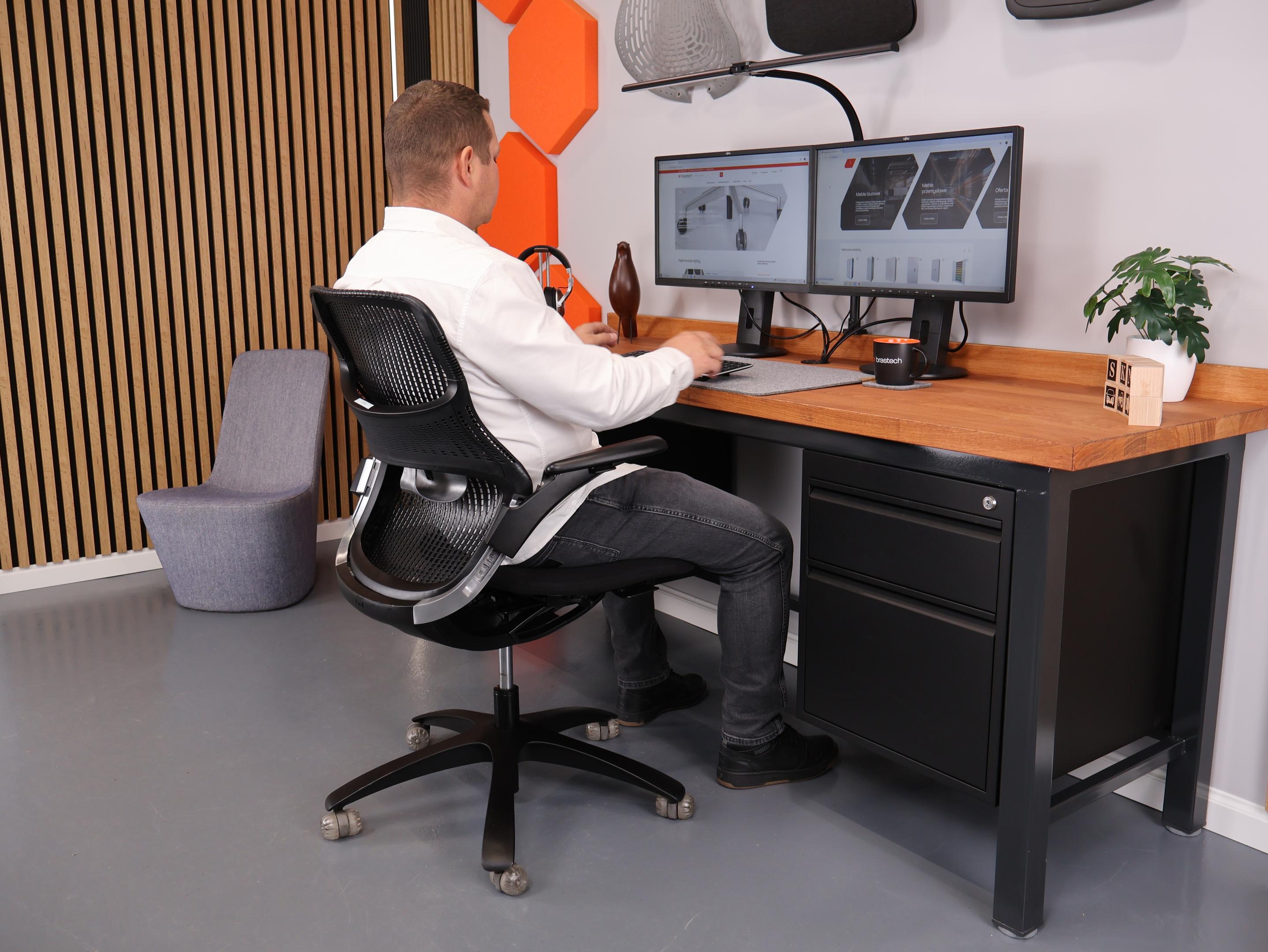 Ranking foteli biurowych 1000–1600 zł – jaki fotel ergonomiczny wybrać? 2 Knoll Generation podczas codziennego użytkowania. Źródło: Brastech