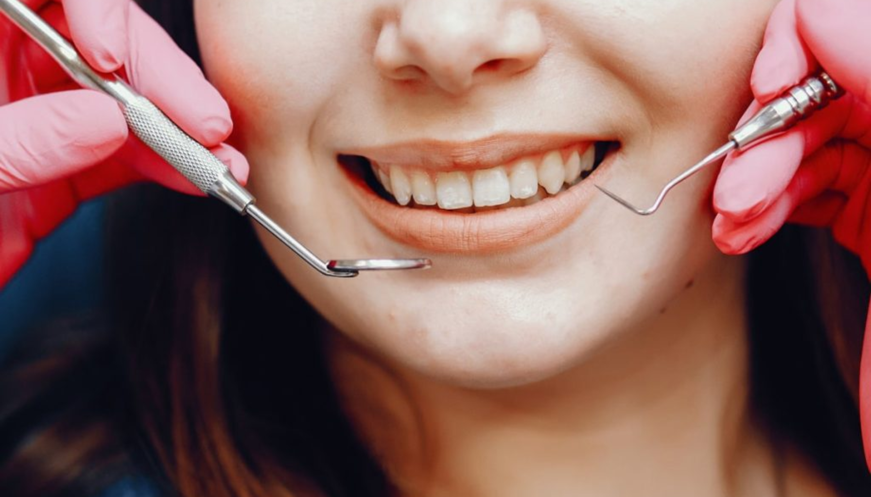 Vondt i Tann Etter Boring? Det Skal Ikke Være Slik 15 Kvinne smiler under tannlegeundersøkelse, med rosa hansker og instrumenter som sjekker tennenes tilstand. ta kontakt vondt i tennene tannverk får kontakt ganger kommer store komme tannkjøttet råd andre vanligste behandlingen smertene fått trenger fjerne