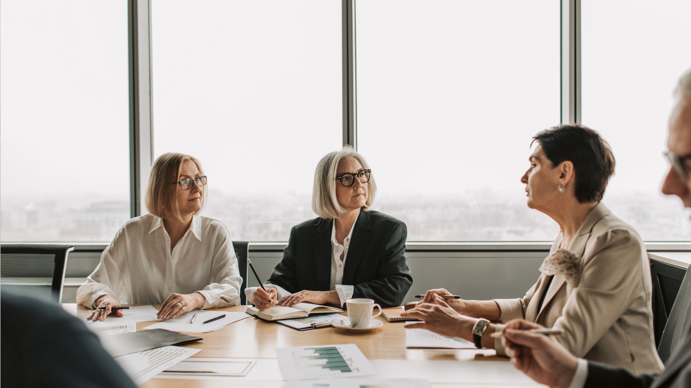 Mapowanie procesów w organizacji – schemat blokowy i mapa strumienia wartości pokazujące analizę procesów biznesowych, identyfikację wąskich gardeł oraz optymalizację działań w firmie.
