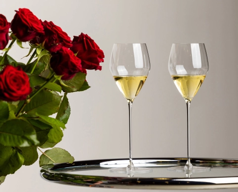 Two wine glasses with white wine