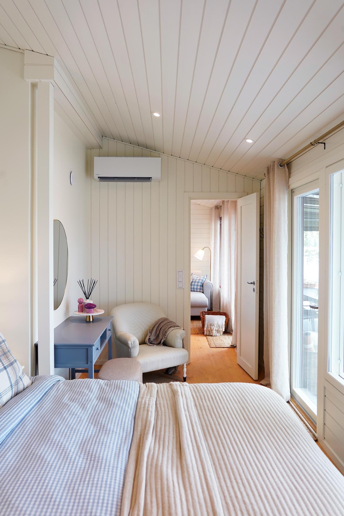 Sauna- ja pesutiloista luotiin kaunis merihenkinen makuuhuone.