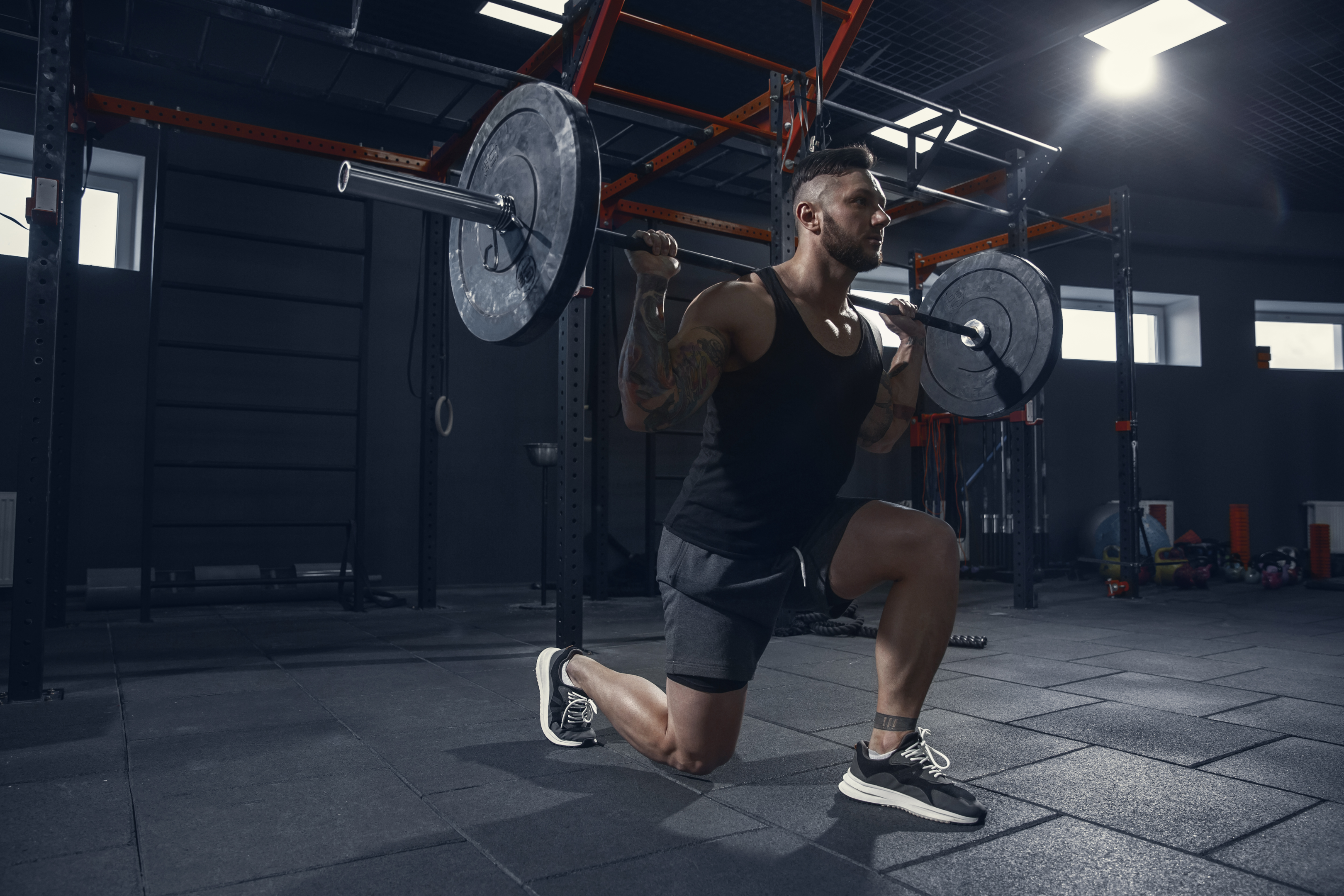Na imagem: um homem realizando exercício físico na academia.