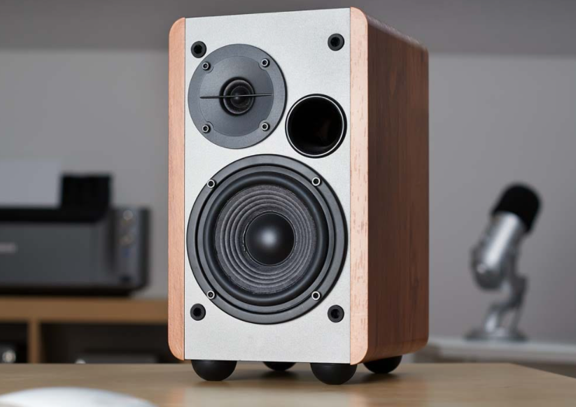 Sspeaker with large isolations feet made of rubber 