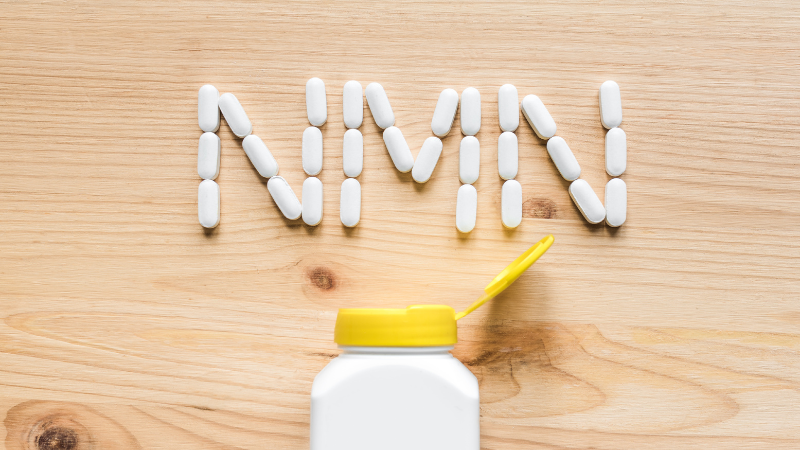 Eine Marktübersicht von Nicotinamid-Mononukleotid-Produkten auf einem Tisch.