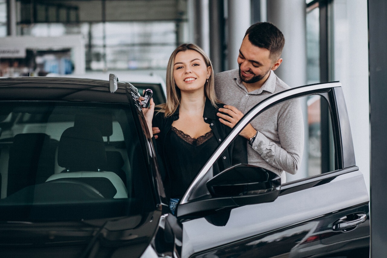 Pamiętaj, że został zniesiony obowiązek nalepki kontrolnej. Źródło: https://www.freepik.com/free-photo/young-couple-choosing-car-car-show-room_7168677.htm#fromView=search&page=1&position=32&uuid=5a274ef3-b3b7-42e2-9202-76daf58e46f6&query=samoch%C3%B3d