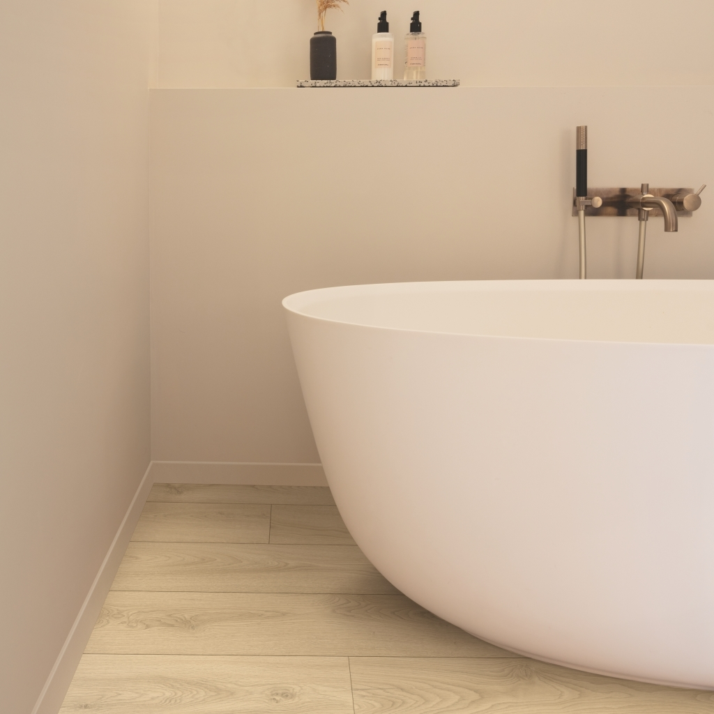 A picture of a bathroom with waterproof laminate flooring