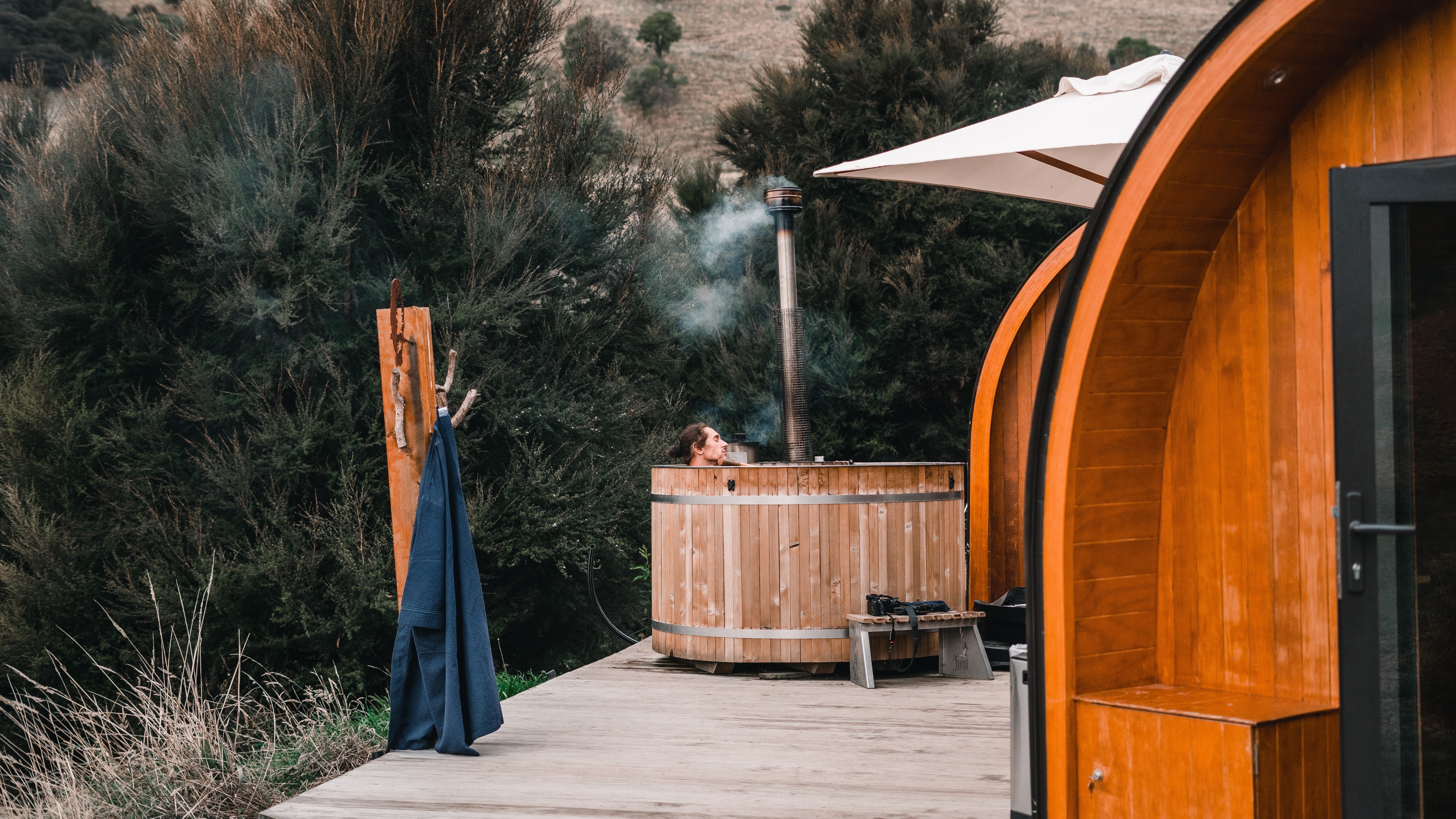 Ile kosztuje balia ogrodowa? Cena zależy od wykorzystanych materiałów, kształtu i pieca do ogrzewania wody.