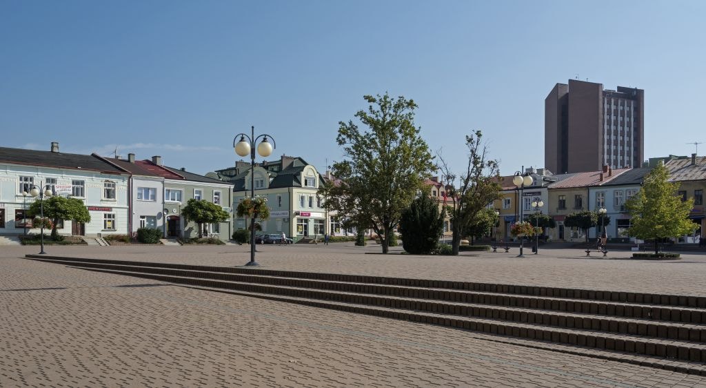 Rynek w Tarnobrzegu (źródło: https://commons.wikimedia.org/wiki/File:2014_Tarnobrzeg,_rynek_03.JPG)