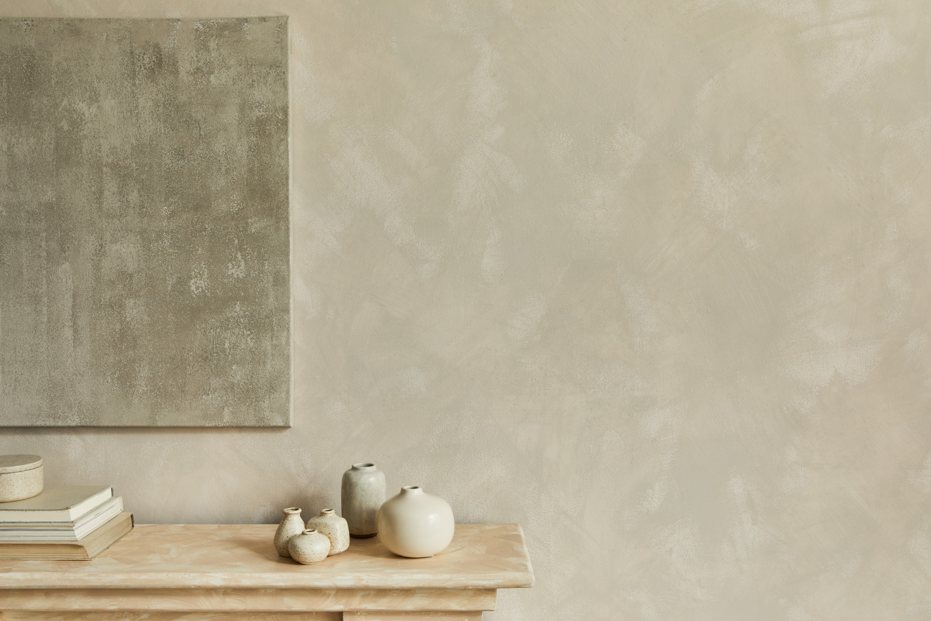 Hiekan sävyillä tehty efektimaalaus luo rouhean ja kutsuvan tunnelman.