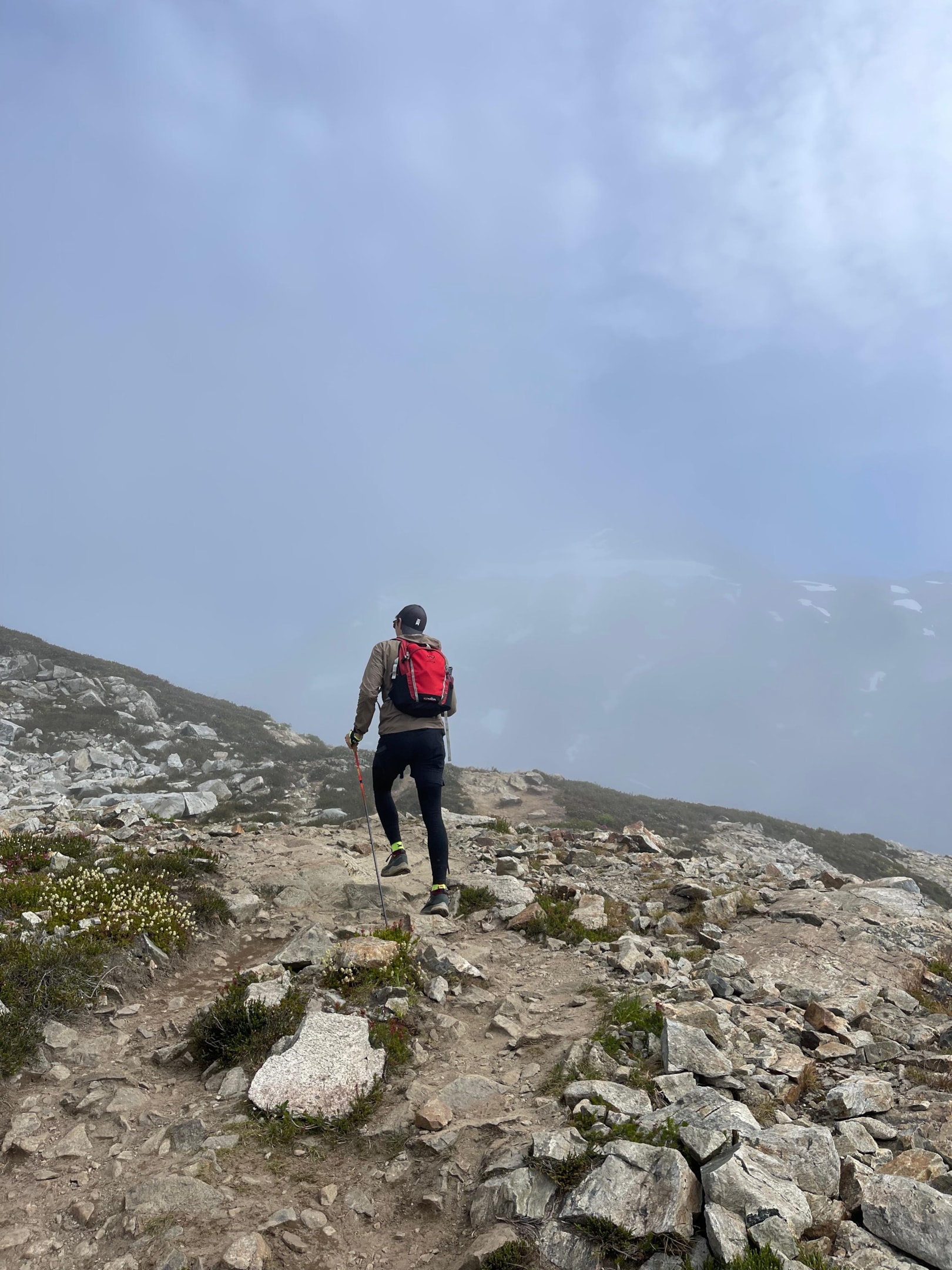 Randonneur avec un sac à dos rouge