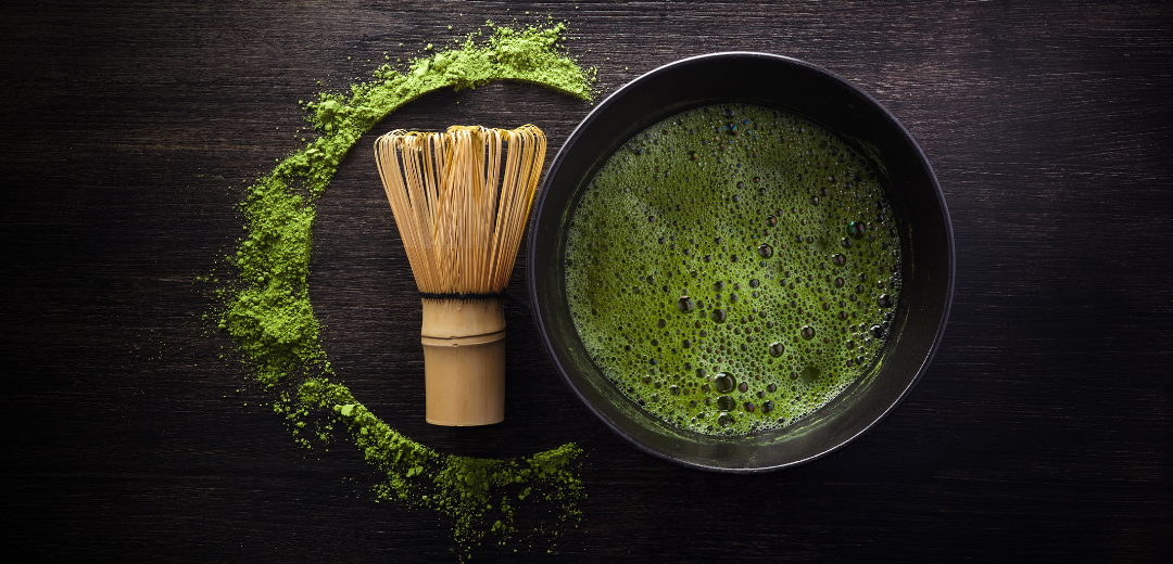 Le thé matcha traditionnel est préparé avec un fouet en bambou (chasen) et un bol à matcha (chawan)