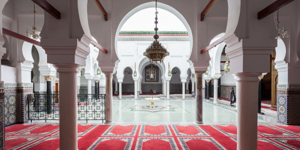 Construction de la mosquée Al Karaouiyine par la dynastie Idrisside à la ville de Fès, et fondé par Fatima Al Fihriya.