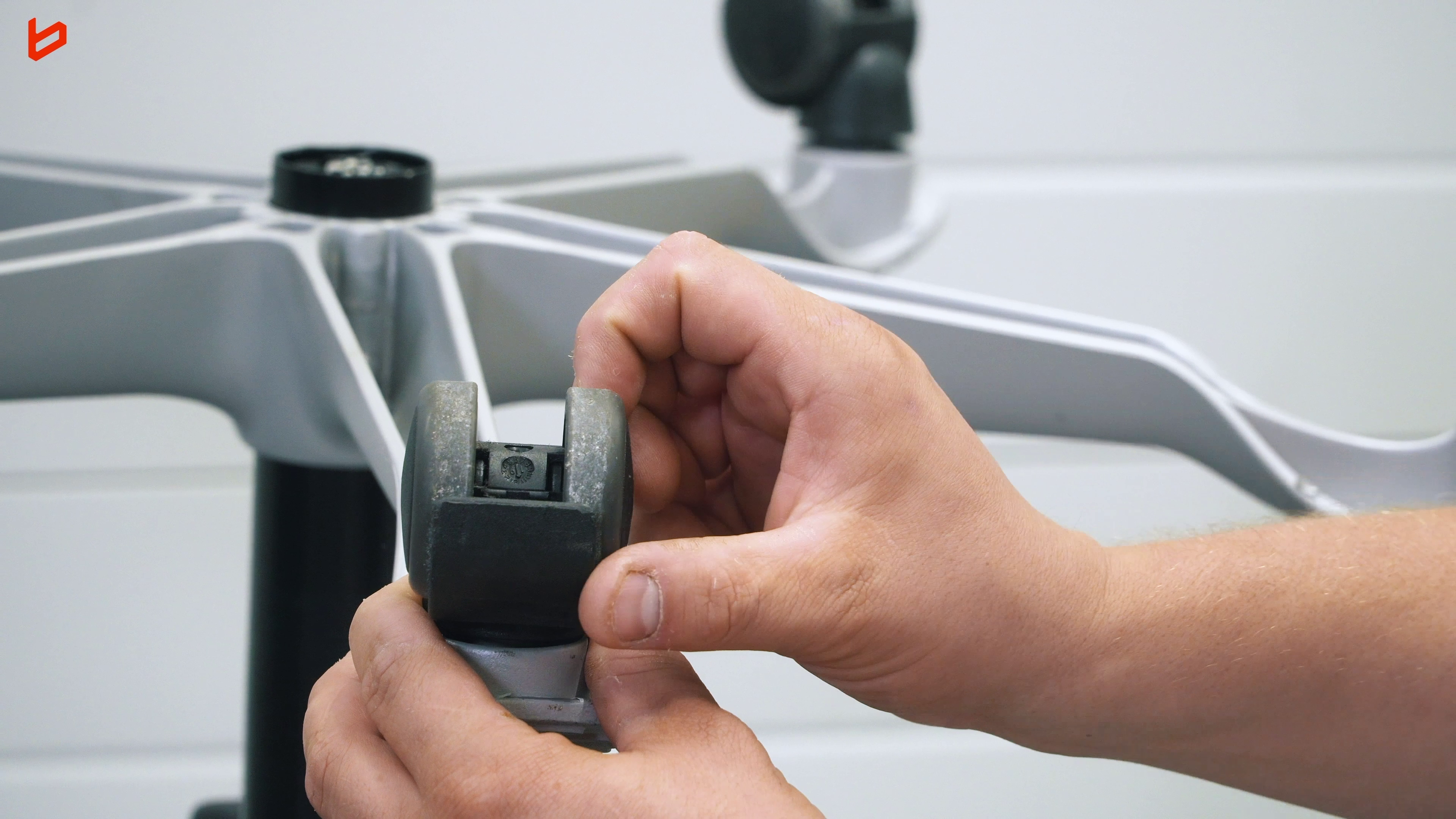 Czy warto kupić używany fotel biurowy? Największe fakty i najgroźniejsze mity 7 Zabrudzone kółko z fotela ergonomicznego. Źródło: Brastech