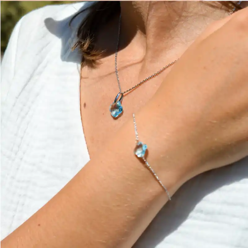 Ensemble-bracelet-et-médaillon-bleu-Laudate-bijoux
