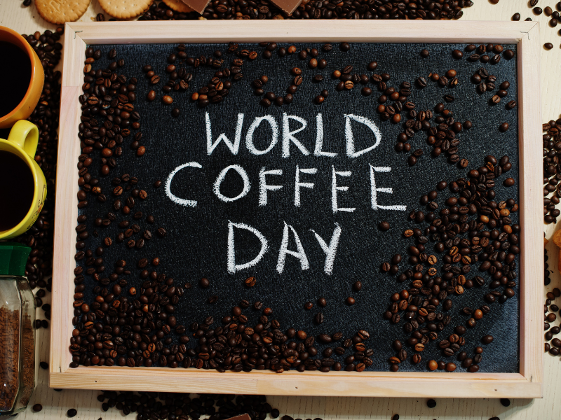 Dia Mundial do Café escrito em quadro negro. Imagem:  AS photo de ASphotostudio - Canva. 