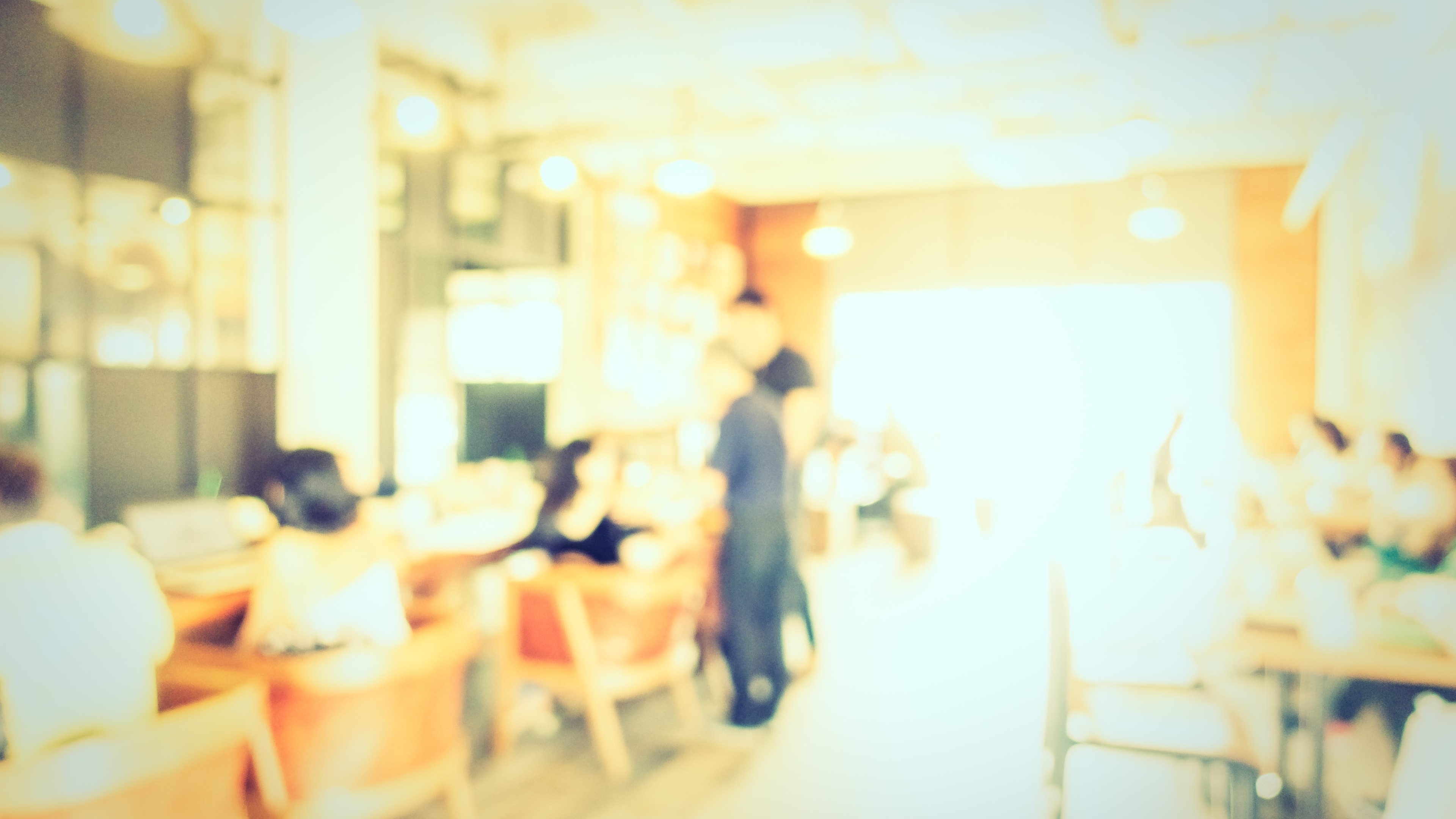 Wysokość pomieszczenia czasowej pracy to istotne zagadnienie w przypadku lokali usługowych, jak na zdjęciu.