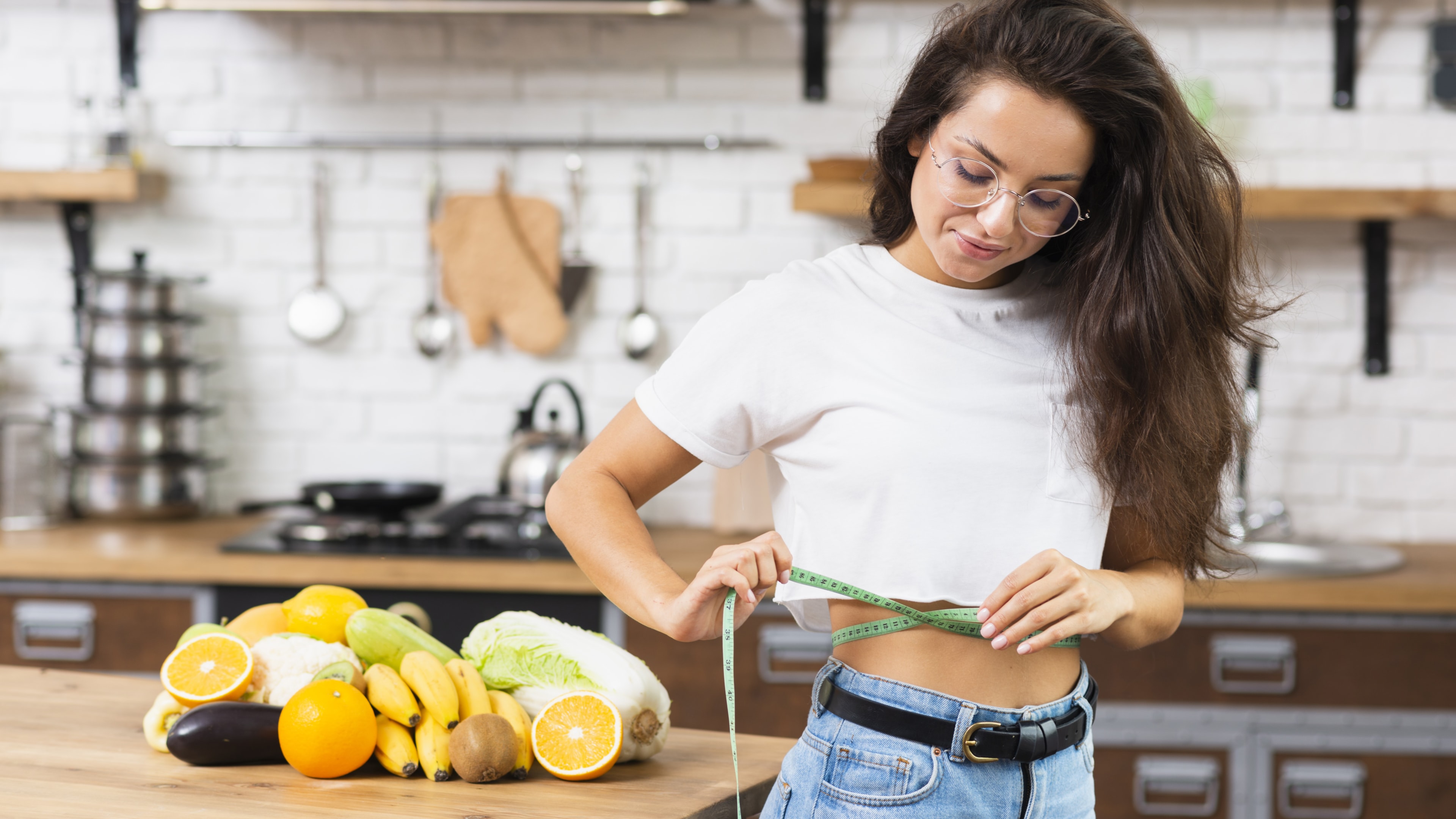Kobieta na zdjęciu zastanawia się, jaka dieta na odchudzanie będzie najlepsza.