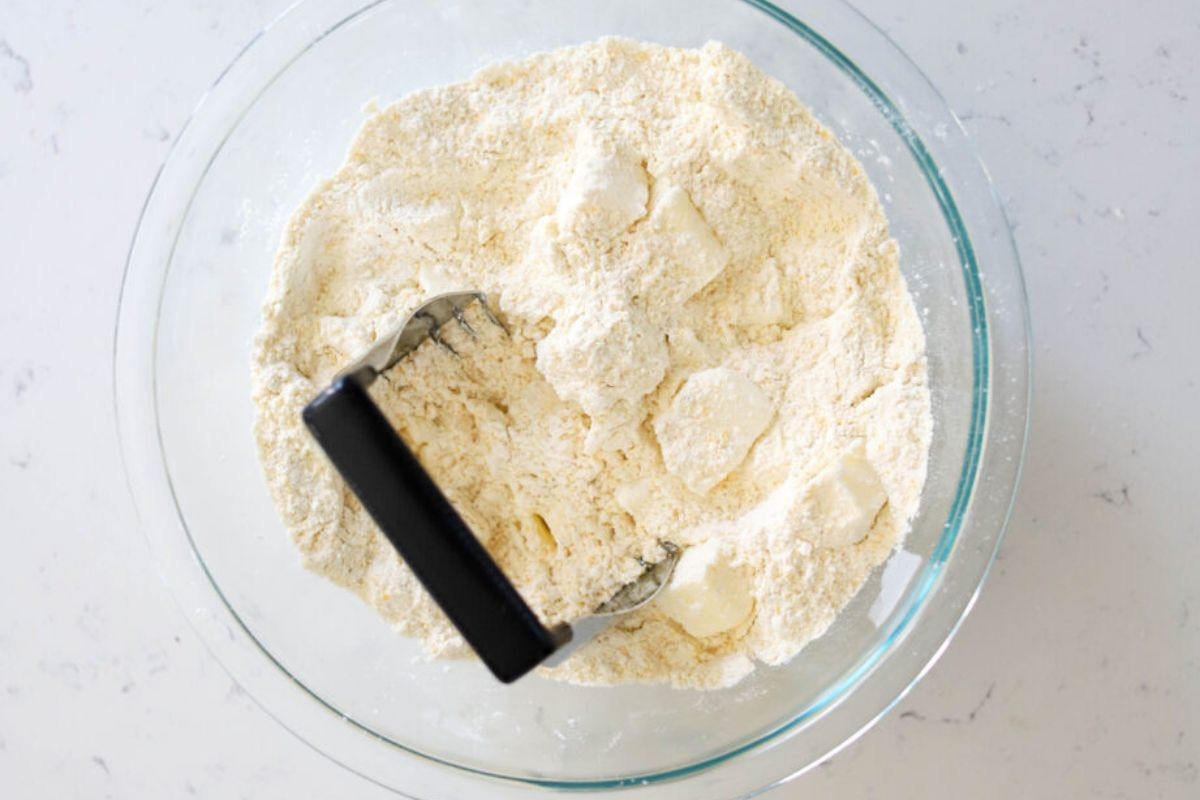 For delicious pastry and baked goods, use a pastry blender to make dough.