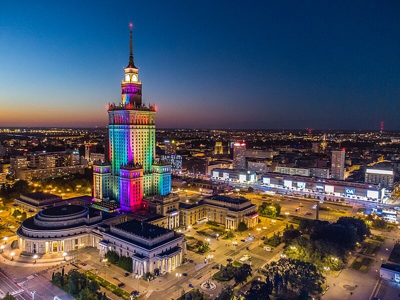 Korzystając z wypożyczalni Carfree, która znaduje się w Warszawie, możesz zaplanować urlop bez żadnych przeszkód - zapoznaj się z ofertą. Źródło: https://commons.wikimedia.org/wiki/File:Pa%C5%82ac_Kultury_i_Nauki_%281%29.jpg