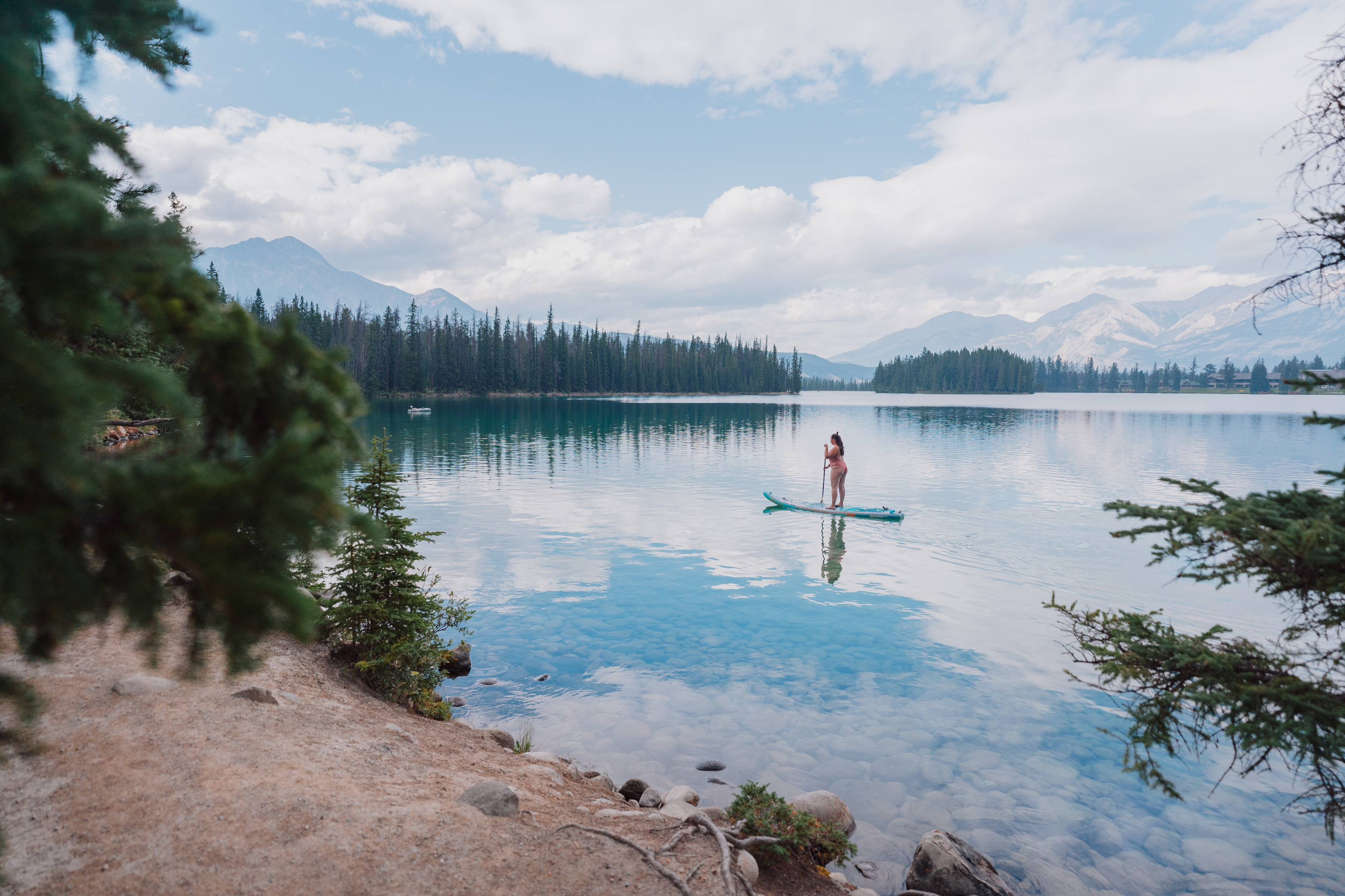 Canada has many oceans and lakes