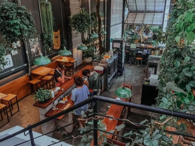 Vista do ambiente interno da Ginkgo Café e floricultura na cidade baixa. Imagem: Reprodução Instagram.
