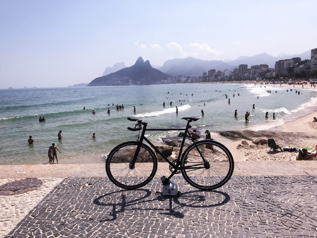 Bicicleta na orla de frente para o mar. Imagem: Creative Commons.