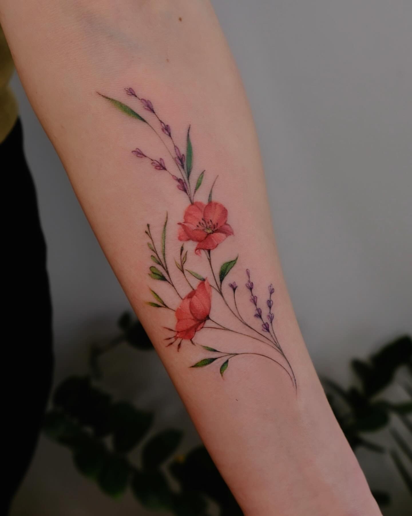 Farbiges Blumen Tattoo auf Arm
