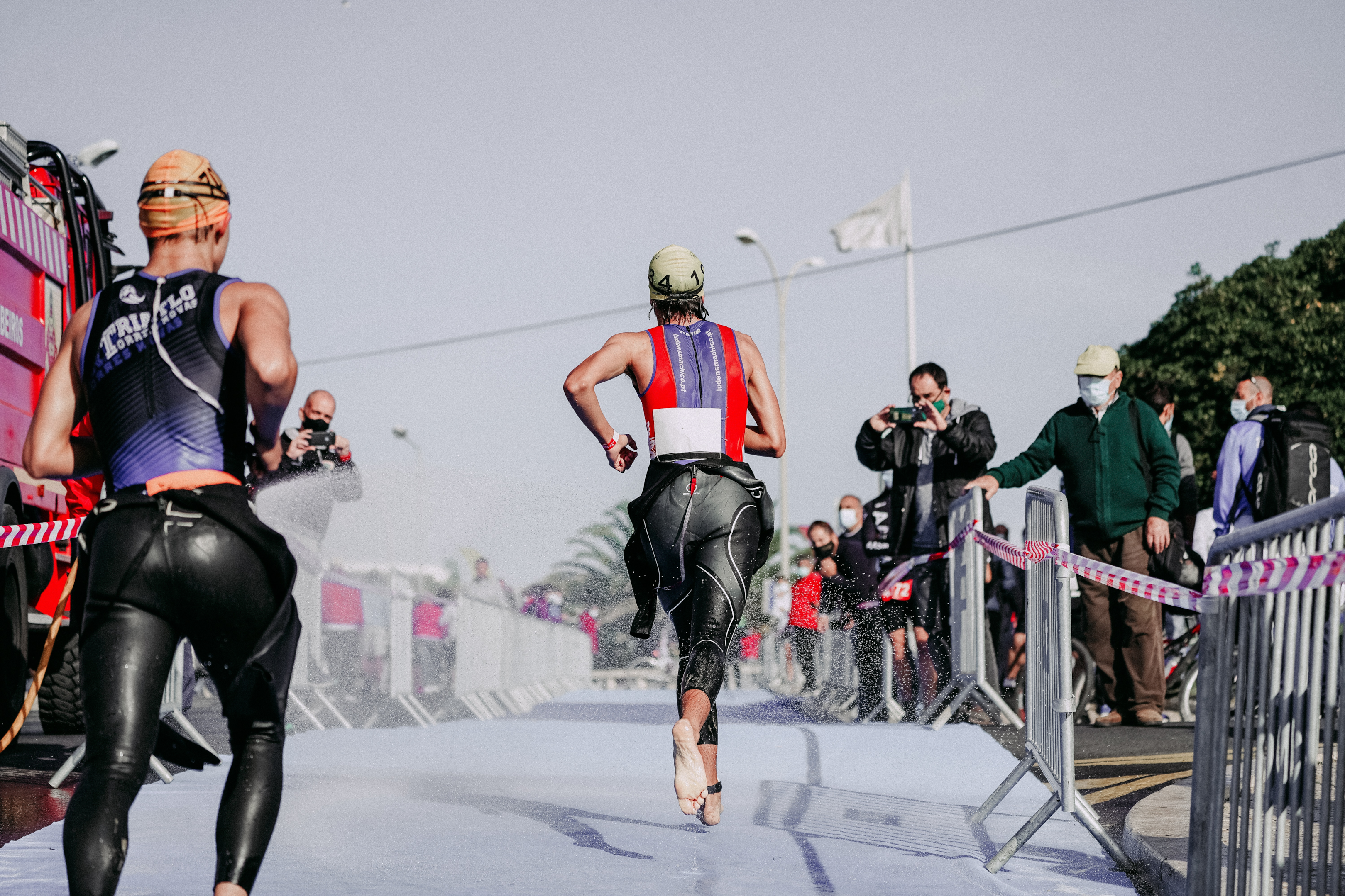 Atletas iniciando prova de corrida após a natação. Foto de RUN 4 FFWPU, Pexels.