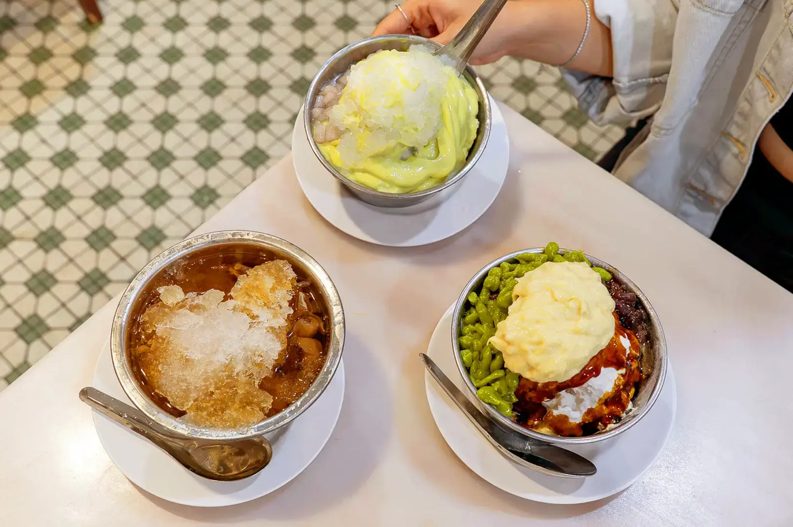 Yat Ka Yan Singapore shaved ice desserts with mango, red bean, green bean and sweet toppings