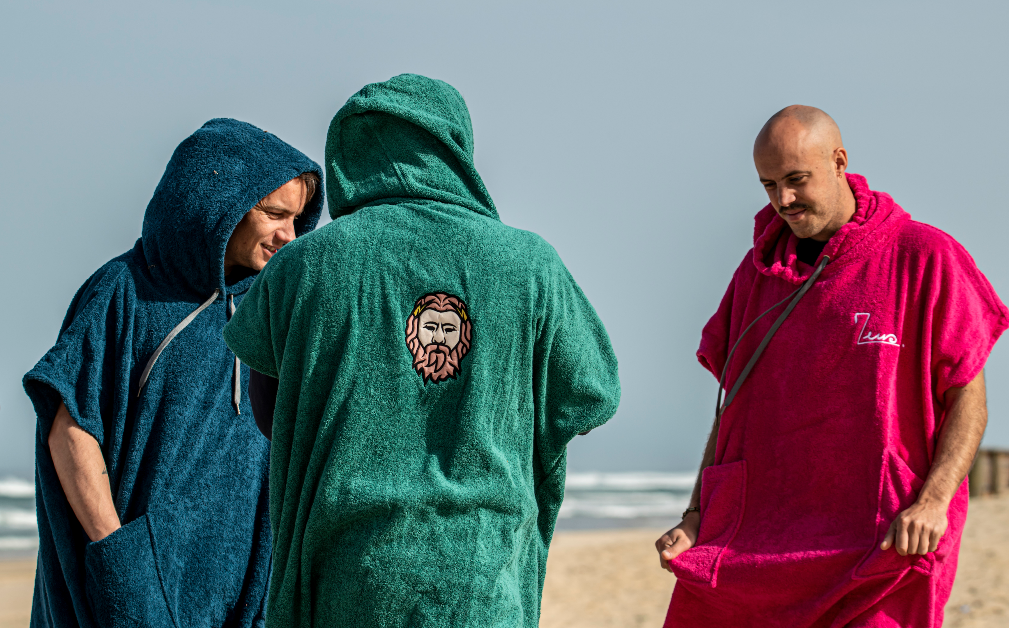 Poncho de Surf en Coton GOTS : Un poncho en coton biologique certifié GOTS, respectueux de la planète et ultra-confortable.