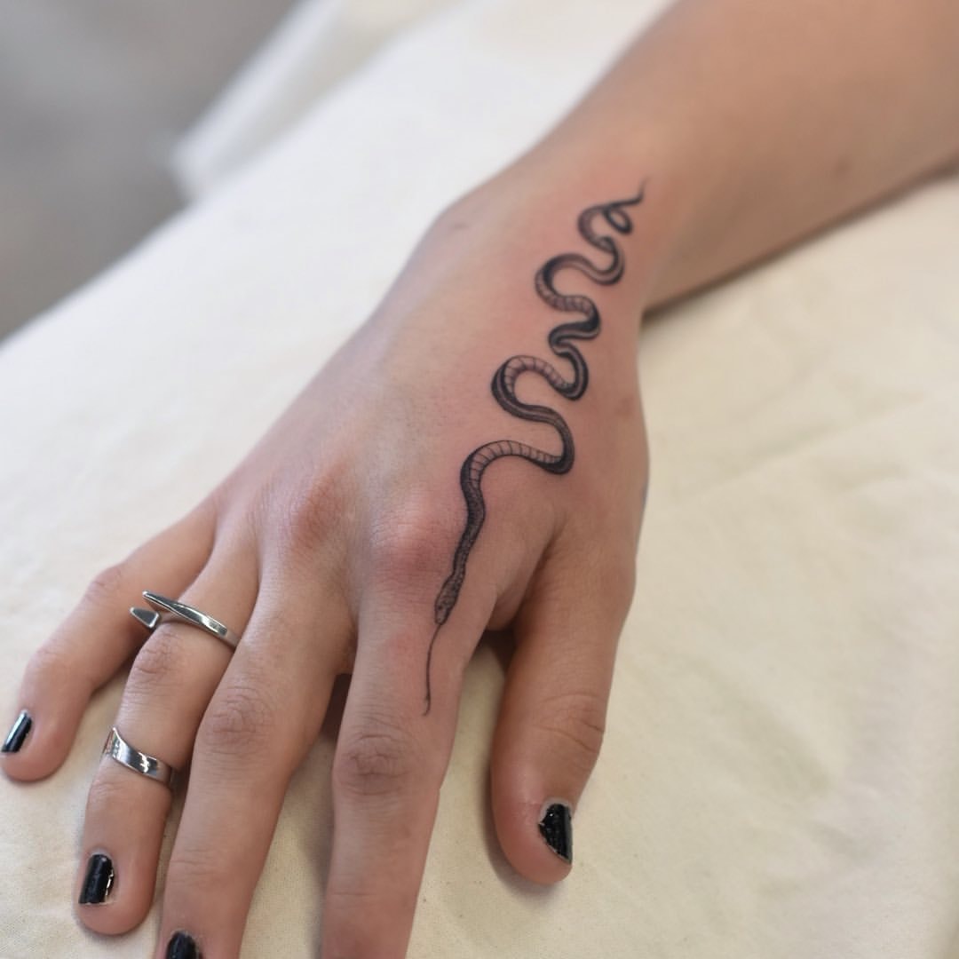 schlangen Tattoo auf der Hand