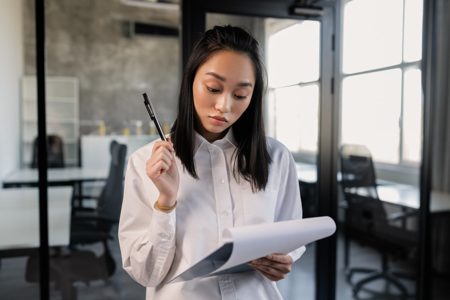 Woman holding a clipboard and a pen.