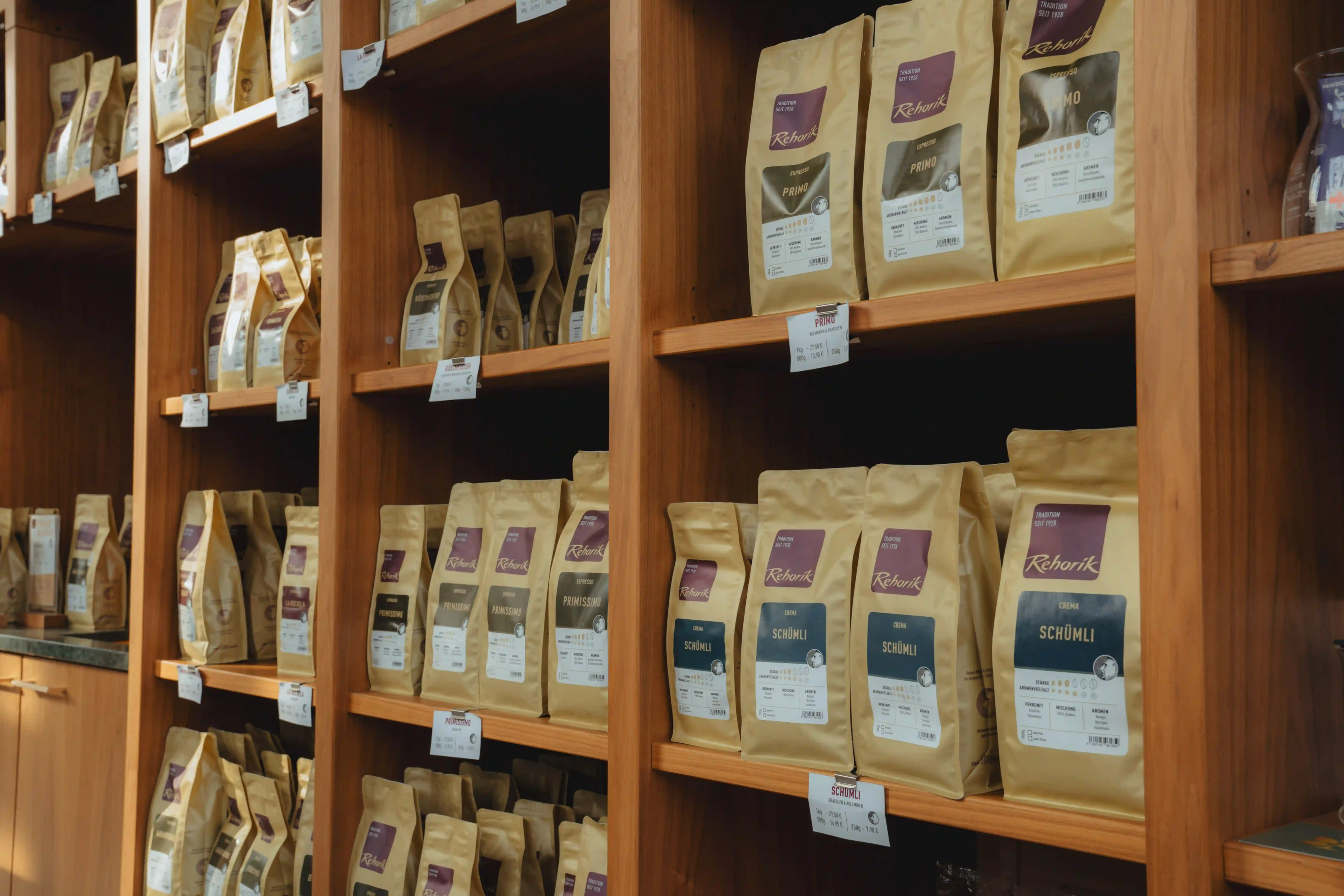 "The golden wall" Rehorik Kaffee Verkaufsregal im Kaffeehaus