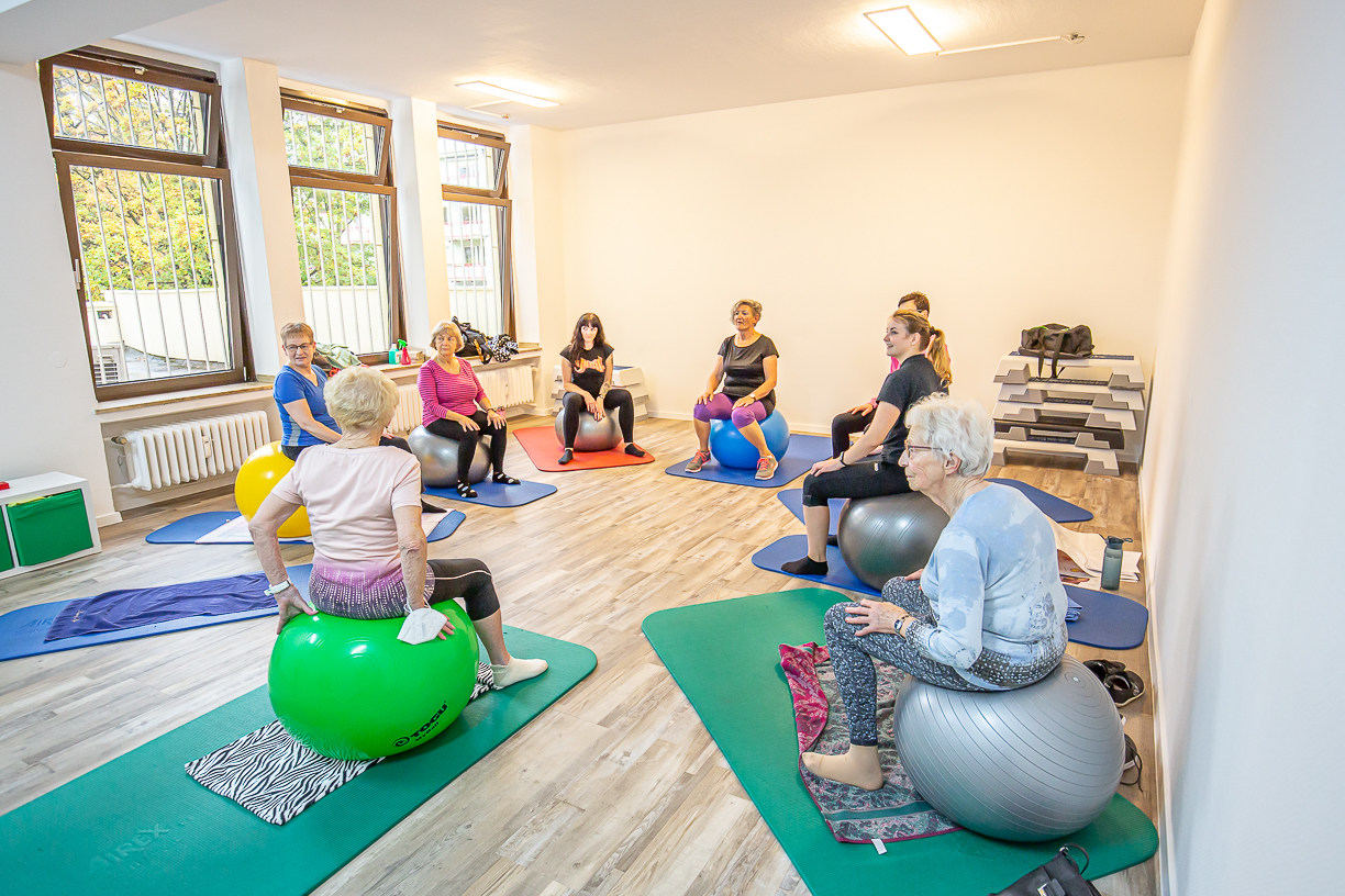 Im Beckenboden-Rückbildungskurs treffen sich Mütter, um Übungen auszutauschen und Erfahrungen zu teilen.