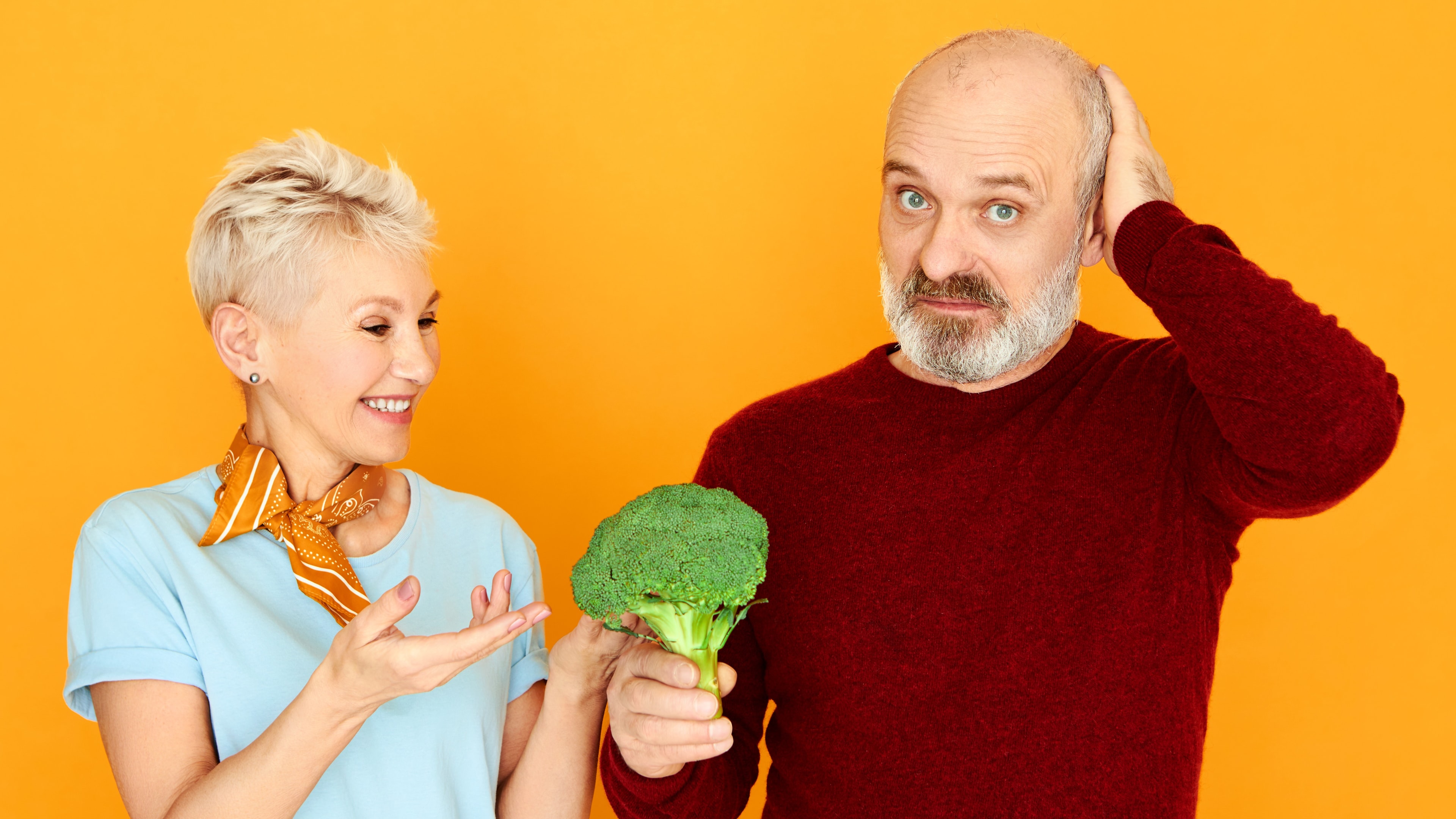Na zdjęciu starsze małżeństwo zastanawia się, jaka dieta przy wysokim cholesterolu będzie najlepsza.