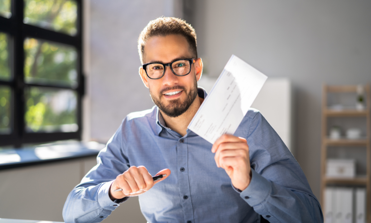 accountant die de administratie nakijkt