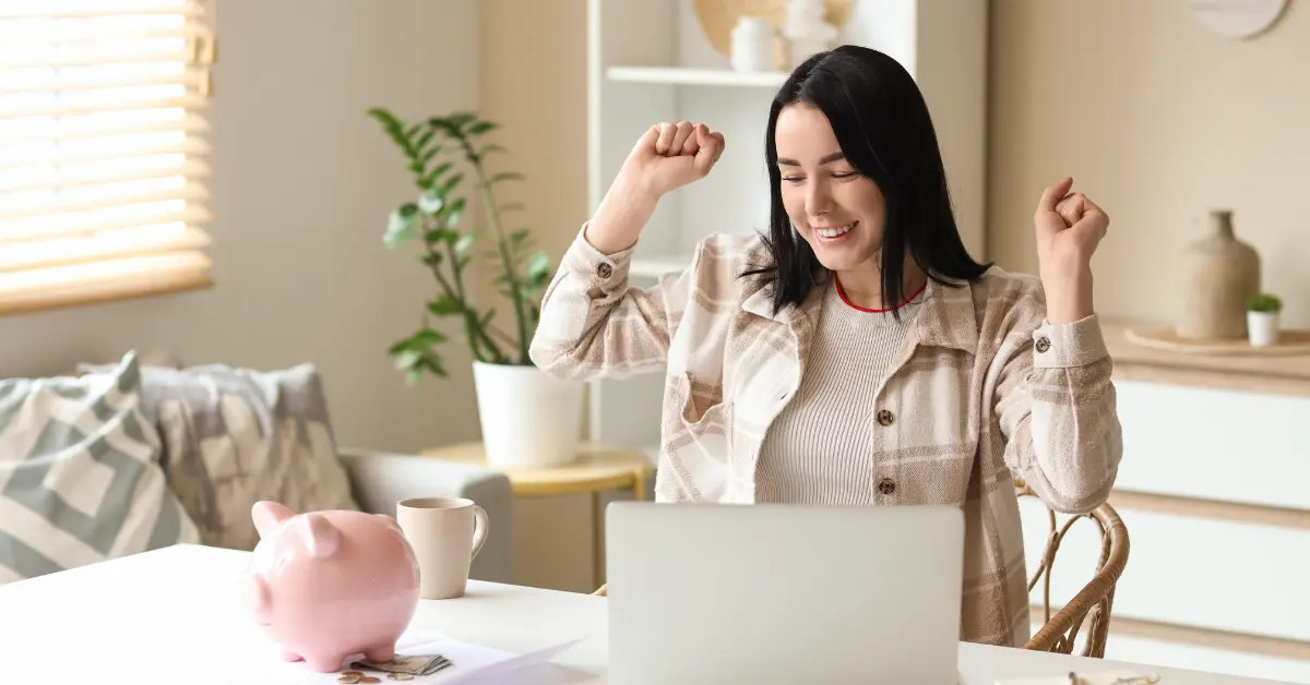 Woman reviewing online earnings data related to average male onlyfans income.