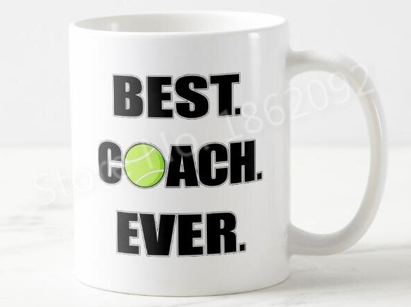 Una taza de café con temática de tenis es un gran regalo para cualquier aficionado al tenis.