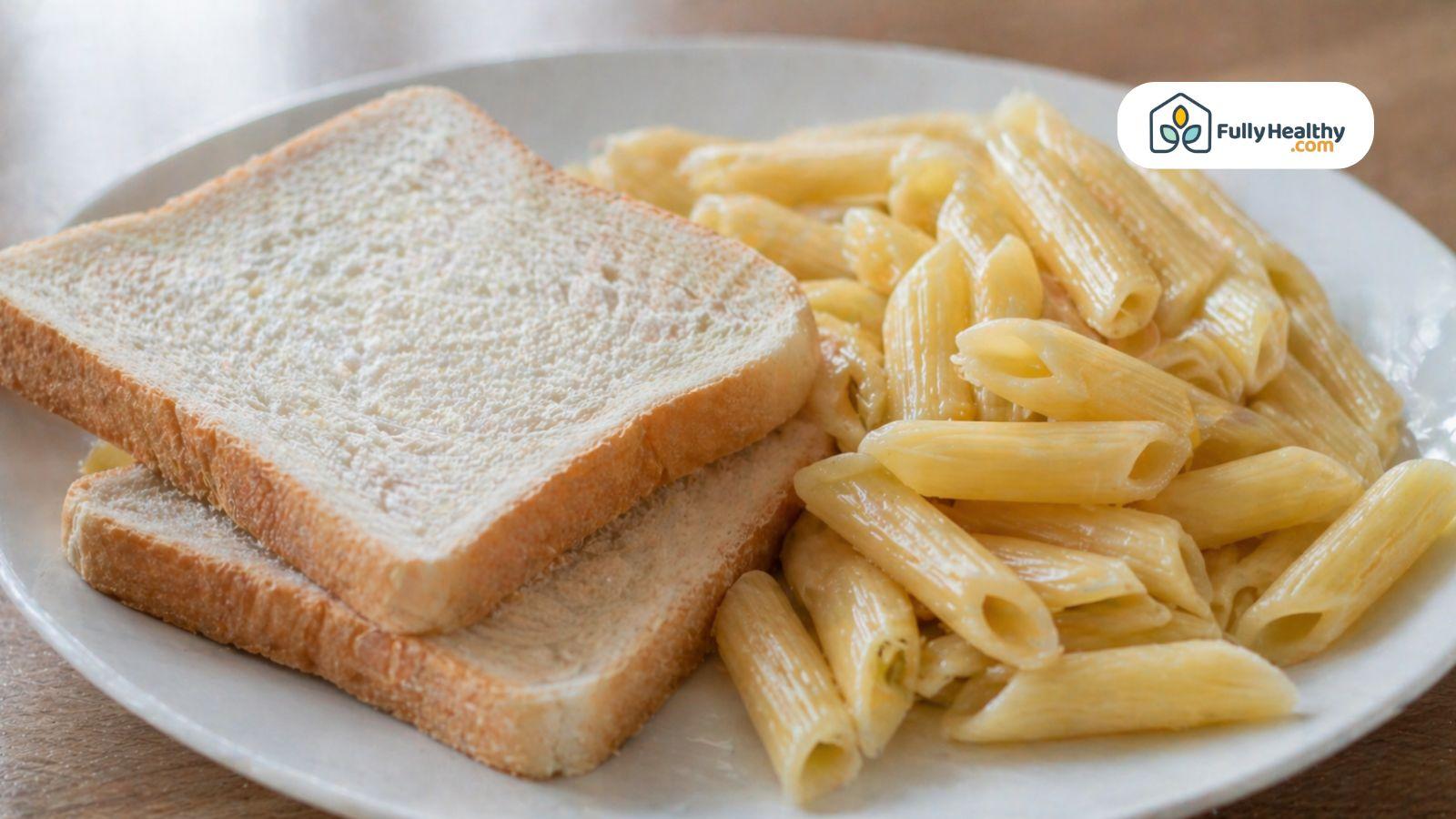 Plate with white bread slices and creamy pasta.