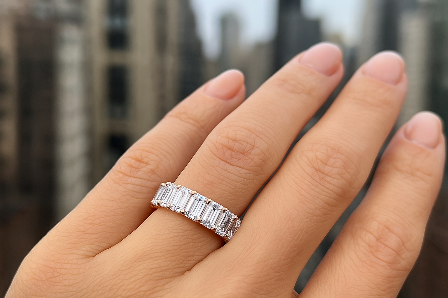 Deimantinė juostelė – laiko patikrintas stiliaus pasirinkimas Toks žiedas su deimantu išlieka aktualus visais laikais. Jis ne tik puošia ranką, bet ir pasakoja jūsų istoriją – apie meilę, pasitikėjimą, šeimą ir gyvenimo džiaugsmą. Deimantinė juostelė – tai papuošalas, kurio vertė matuojama ne tik karatais, bet ir jausmais.