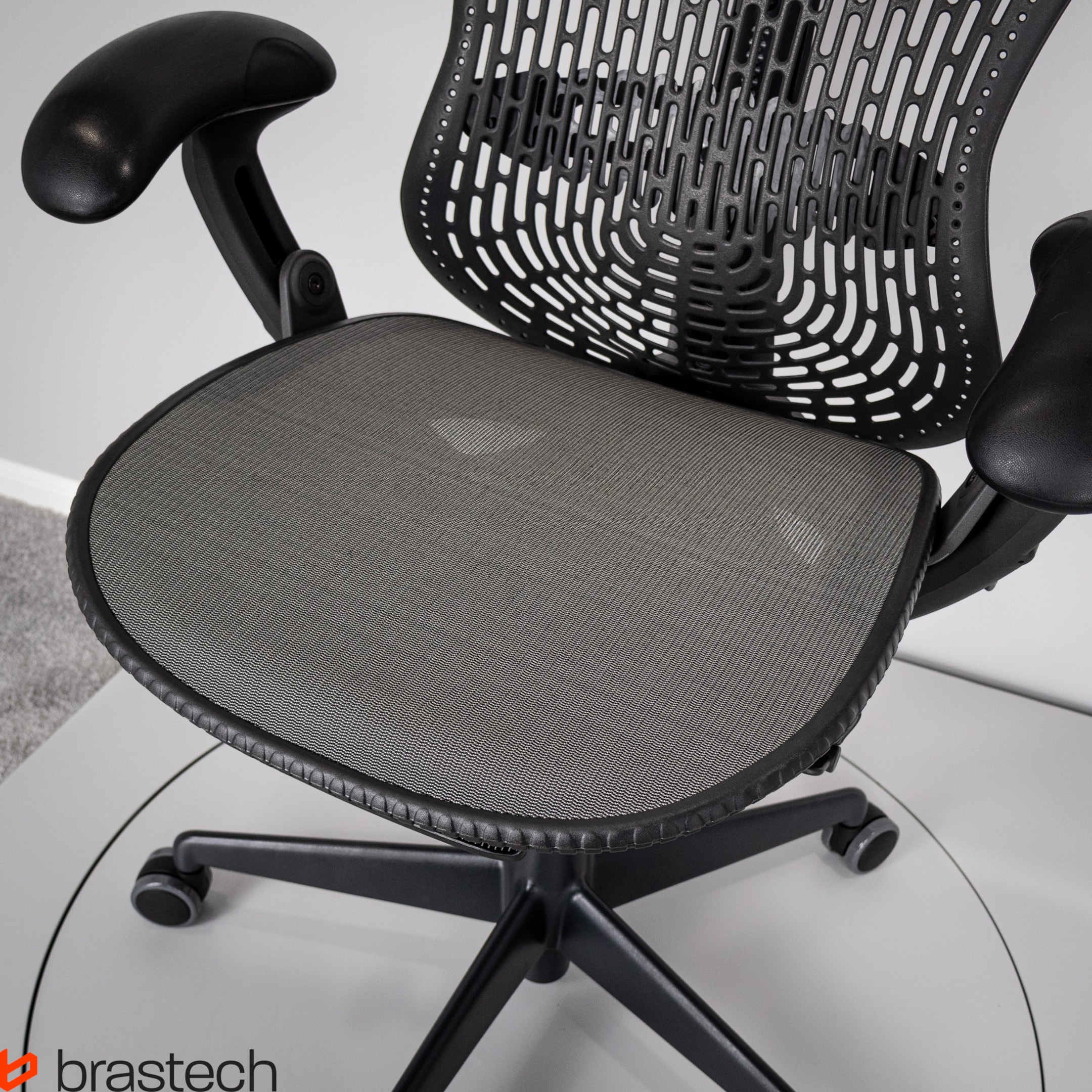 Siedzisko z siatką Herman Miller Mirra. Źródło: Brastech