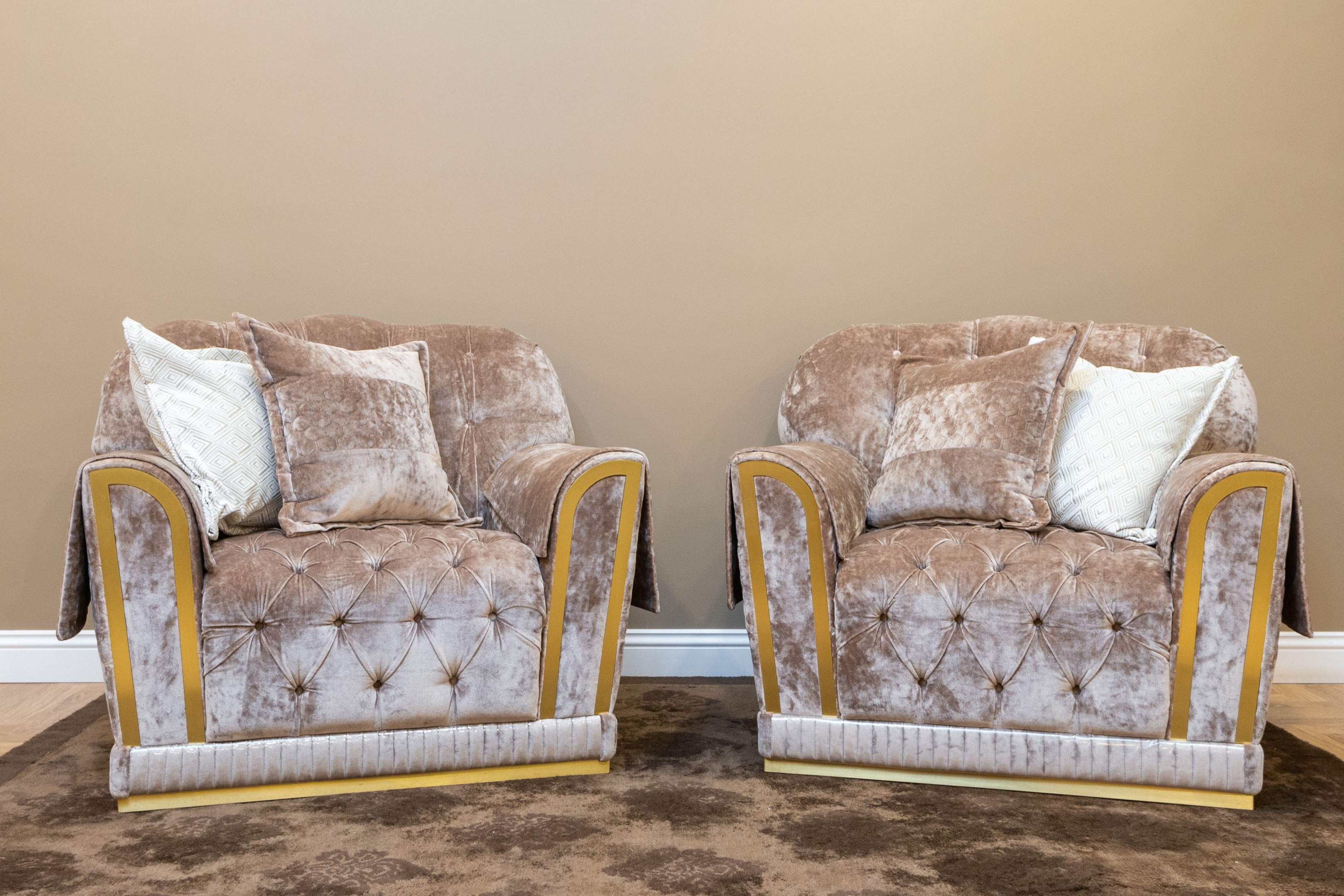 oversized velvet chairs with tufted seat