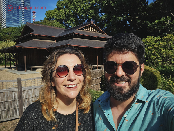 Onde ficar em Tóquio: Foto de Carlos Arruda e Larissa Pereira, editores do Vida Cigana numa viagem a Tóquio em 2023