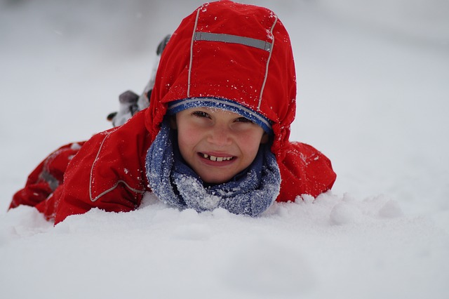 Dziecko ubrane na spacer zimą