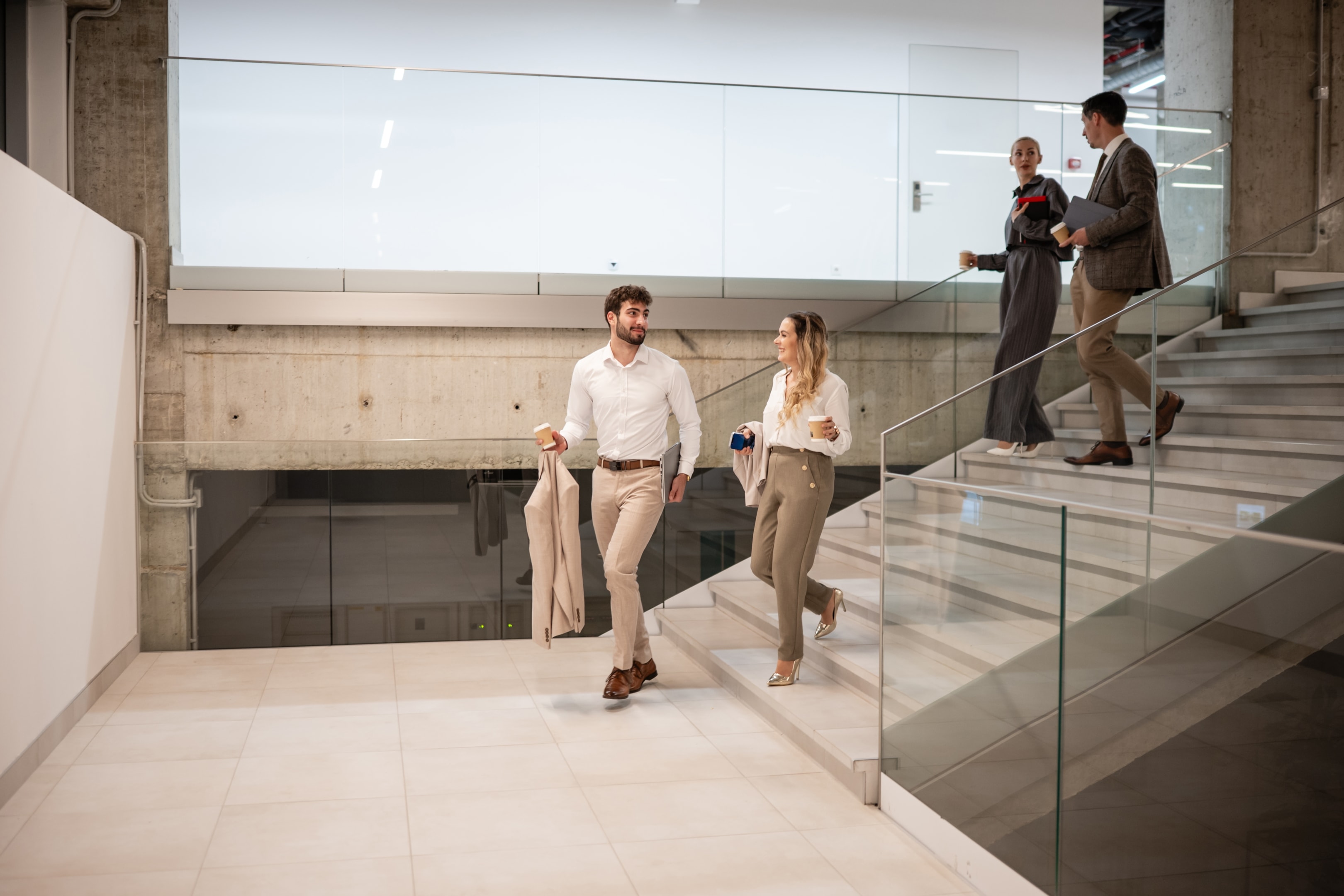 pracownicy w zakładzie pracy