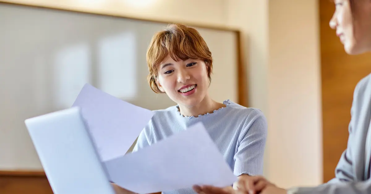 Webcam model consulting financial advisor on tax status and IRS compliance.