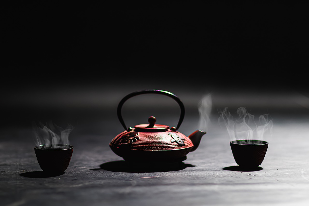 An image of a steaming teapot and cups of tea as natural decongestants.
