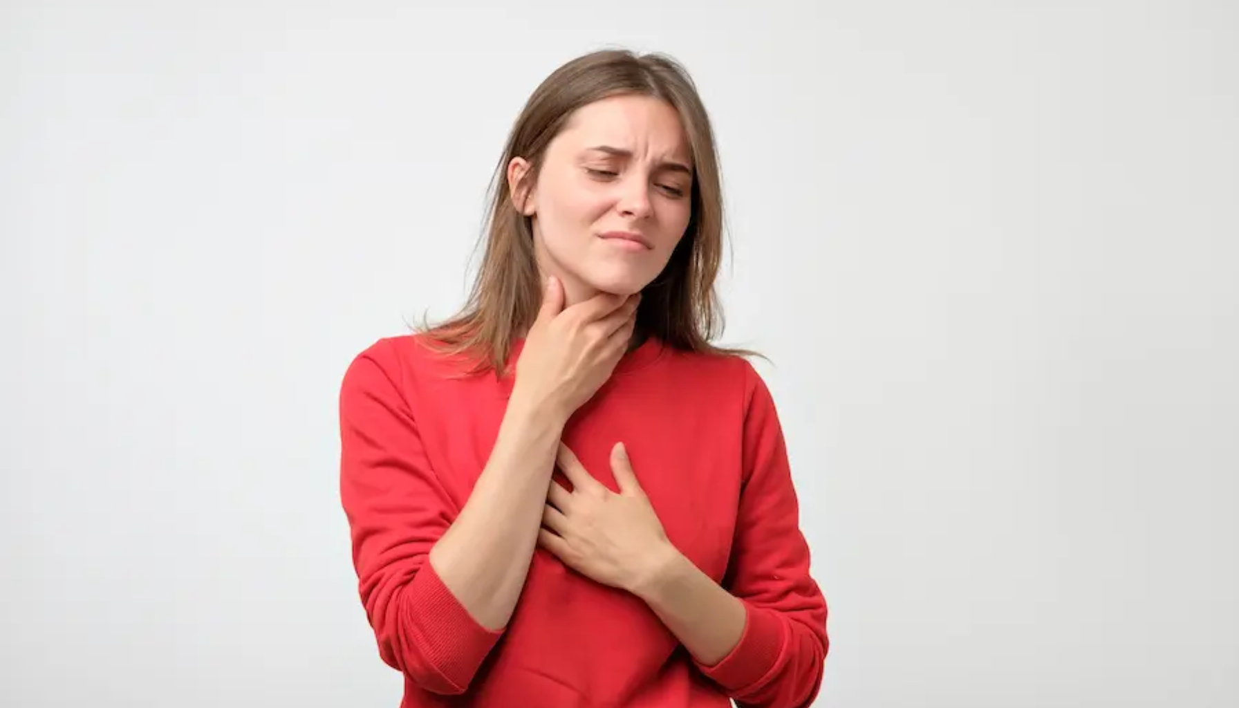 Kvinne i rød genser holder seg på halsen med smertefullt uttrykk, tydelig ubehag ved svelging. magesmerter midt i magen øvre del av magen del av magen vondt i magen smerter i magen oppsøke lege høyre del av magen sure oppstøt magesmerter irritabel tarm nedre del bør du kontakte ulcerøs kolitt magen gi smerter smerter ofte vondt symptomer magesår hos bør behandling legen lege blindtarmbetennelse får årsaker tarmen andre går symptomene årsaken smertene mage forstoppelse grunn tilfeller ubehag antibiotika fleste tid gir magesekken tarm kommer sykdom diaré behandlingen under viktig kvalme tilstander vanligste opplever avføring mer høyre forårsaket oppkast regel akutt flere behandles eksempel nedre infeksjon kvinner blod tilstand vanlig finnes bedre dersom årsak side dager årsakene irritabel nok annen